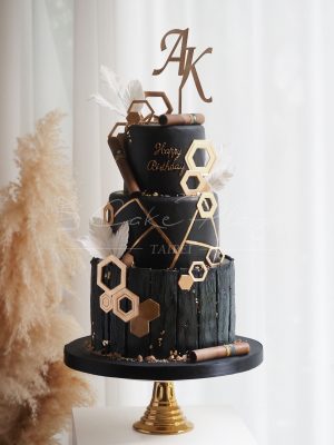 整體黑金配色，搭配雪茄造型，適合男生慶生蛋糕