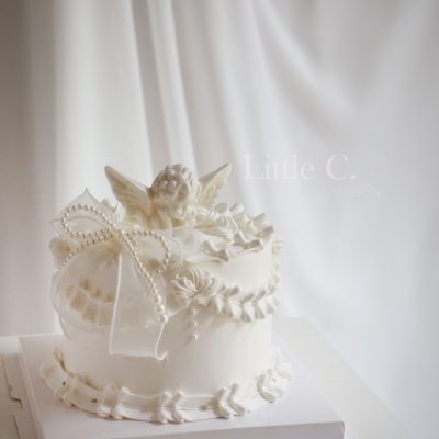 純白天使，搭配蝴蝶結與珍珠蝴蝶結，整體優雅，適合慶祝生日