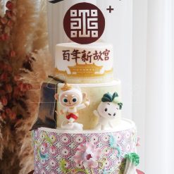 故宮100+院慶暨特展聯合開幕晚會。慶祝蛋糕上有分別象徵南北院的吉祥物小翠與哈奴曼