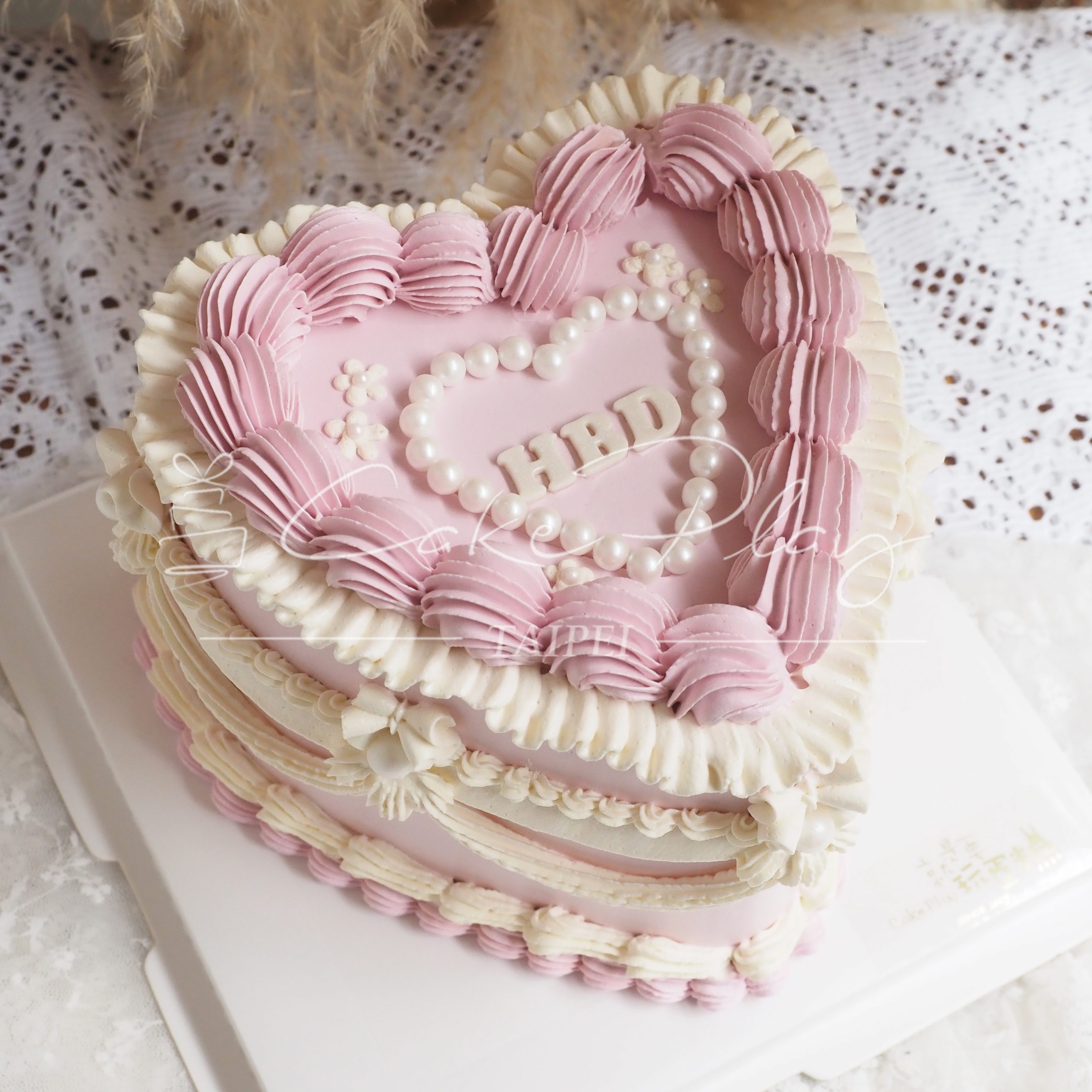 珍珠愛心蛋糕 愛心造型,搭配糖珠,配上粉嫩色系,適合送女生蛋糕,台北市客製蛋糕