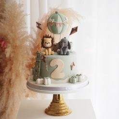 可愛的獅子.大象，搭配熱氣球，整體可愛，適合小孩生日蛋糕