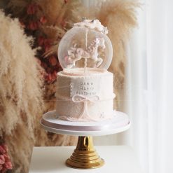 粉嫩旋轉木馬搭配水晶罩，整體夢幻典雅